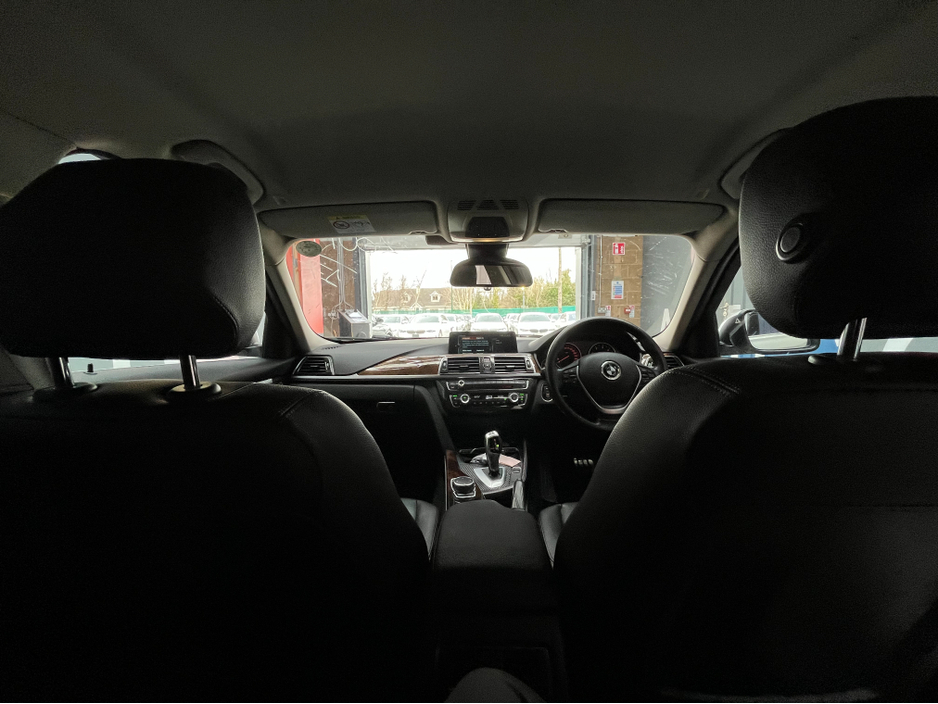 2017 BMW 3 Series - image 14