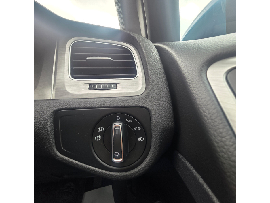 2015 Volkswagen Golf - image 22