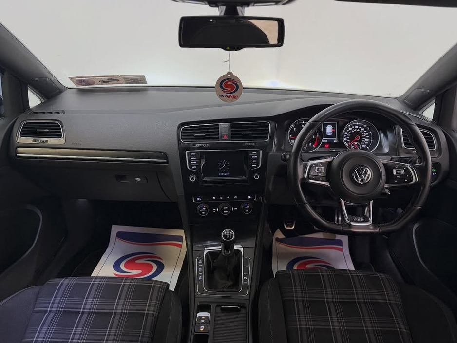 2015 Volkswagen Golf - image 9