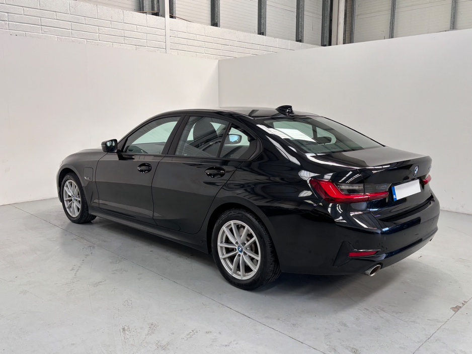 2021 BMW 3 Series - image 4