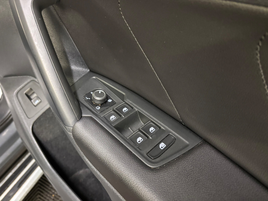 2021 Volkswagen Tiguan - image 10