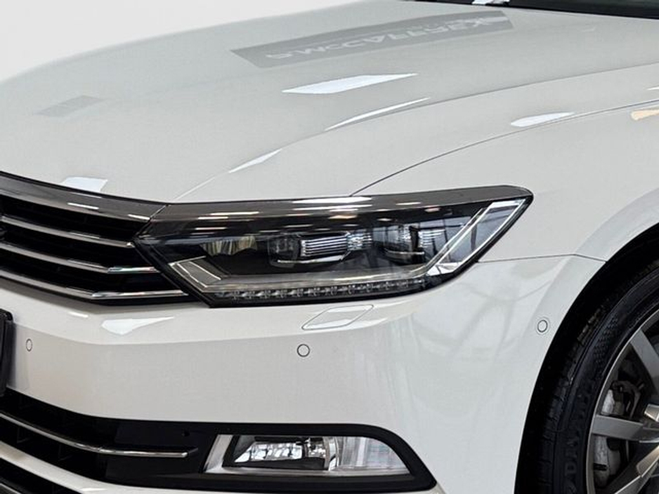 2019 Volkswagen Passat - image 9