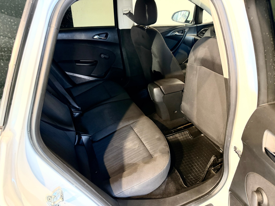 2012 Opel Astra - image 9