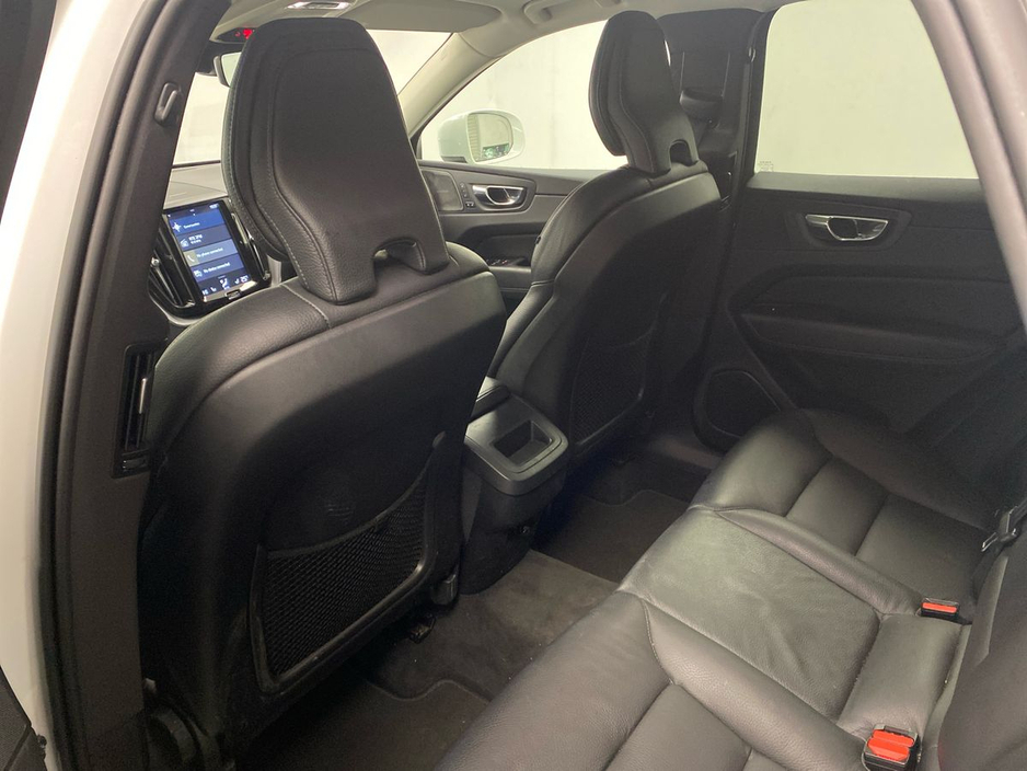 2020 Volvo XC60 - image 25
