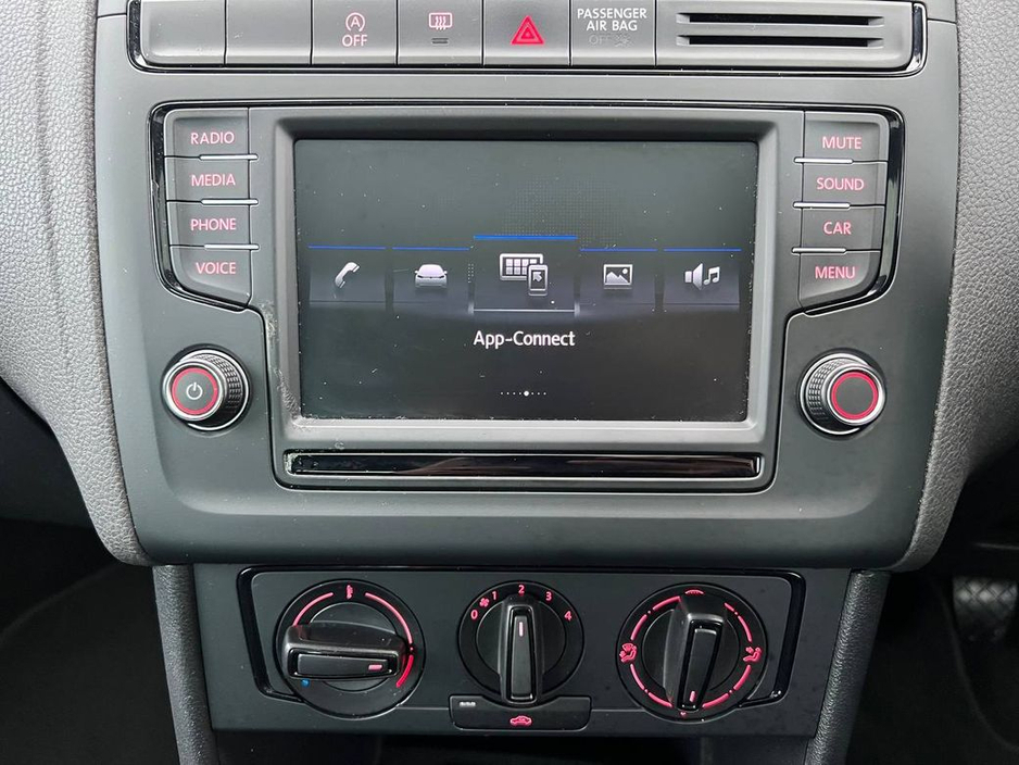 2017 Volkswagen Polo - image 8