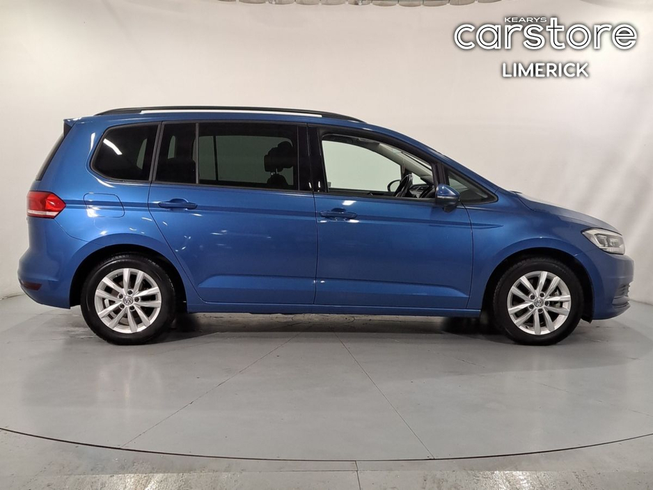 2016 Volkswagen Touran - image 2