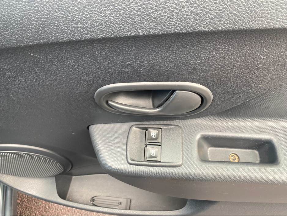 2017 Dacia Sandero - image 13