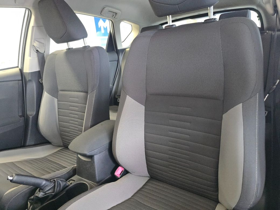 2016 Toyota Auris - image 9