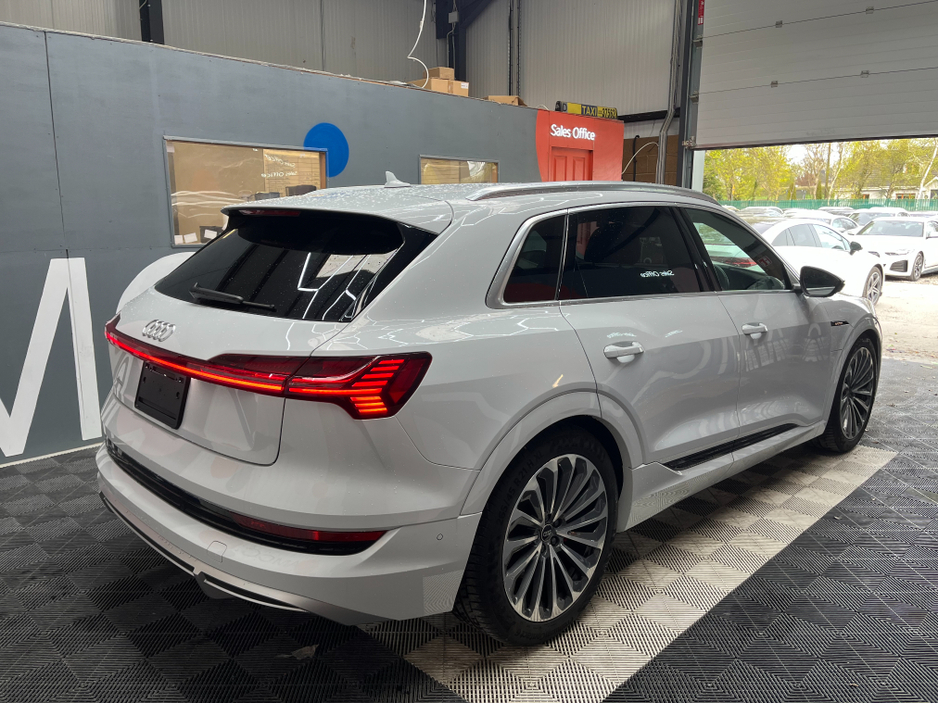 2022 Audi e-tron - image 2
