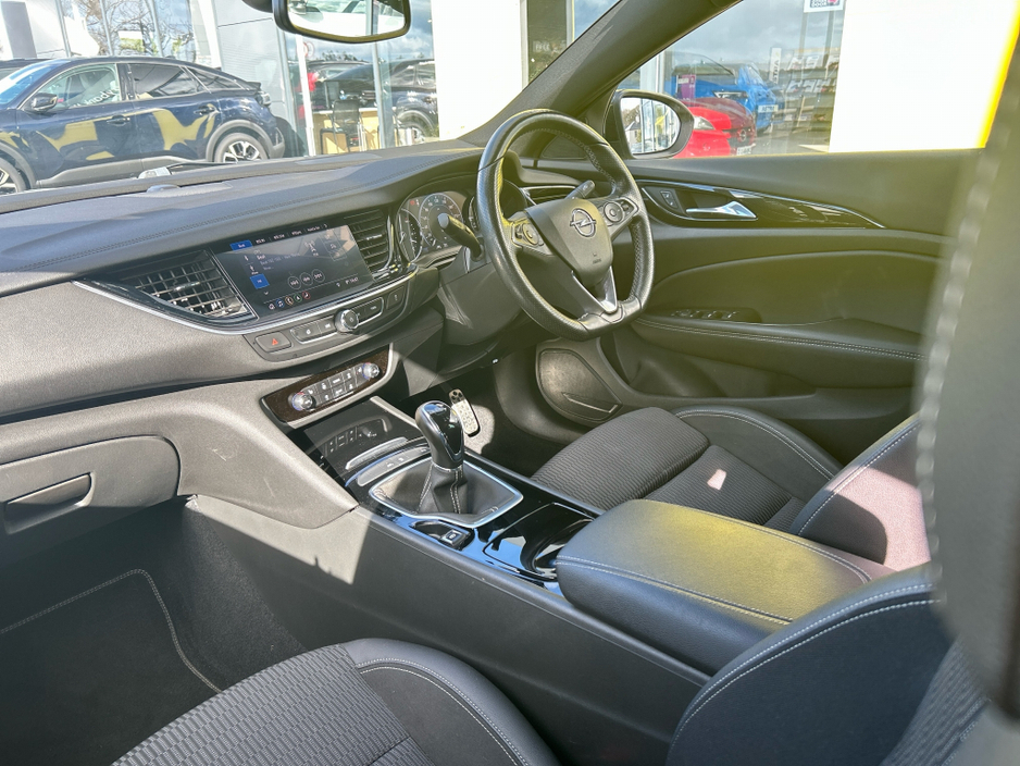 2021 Opel Insignia - image 2