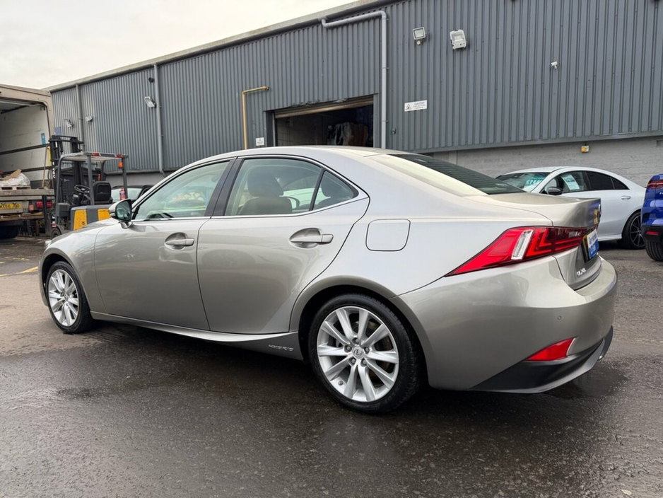 2016 Lexus IS 300 h - image 7