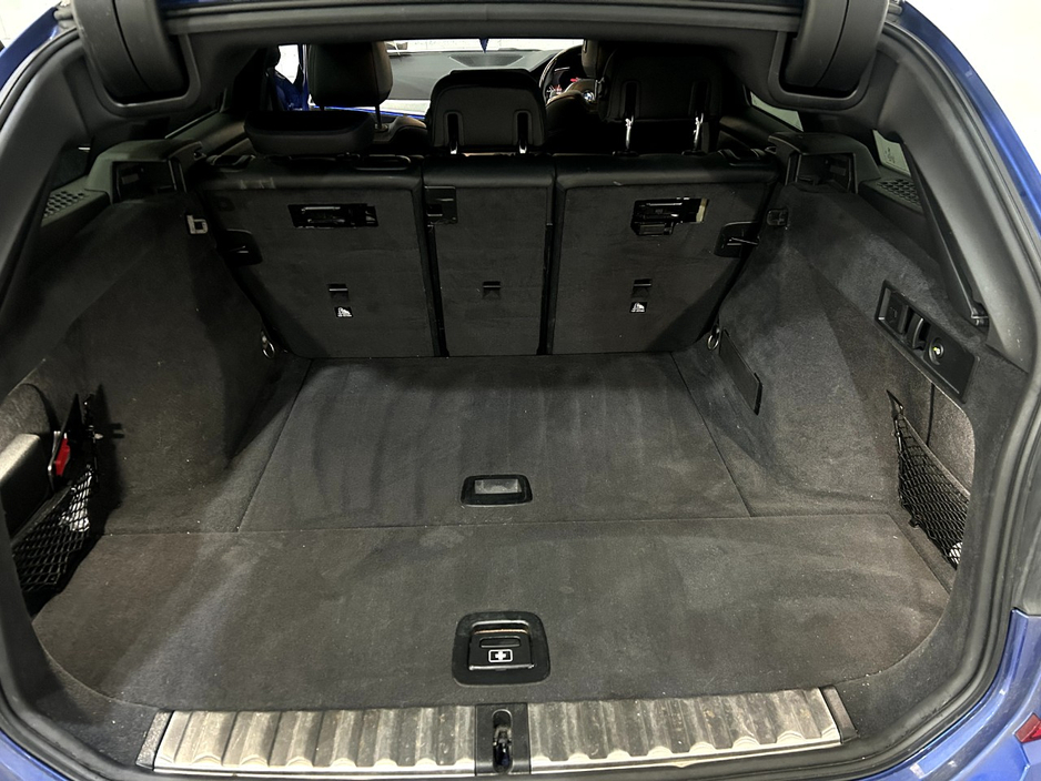 2021 BMW 3 Series - image 11