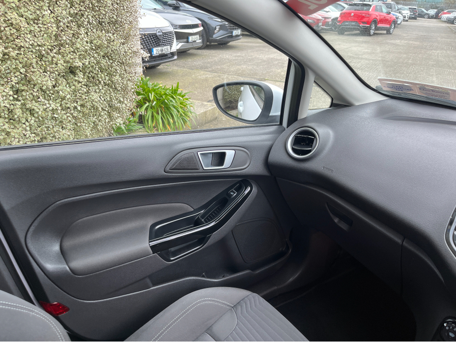 2016 Ford Fiesta - image 15