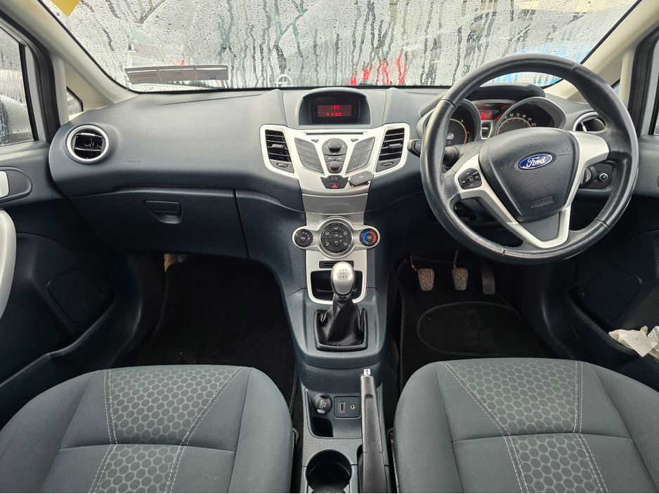 2012 Ford Fiesta - image 11