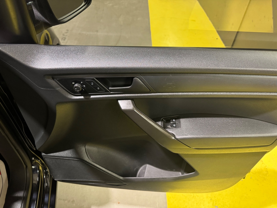 2020 Volkswagen Caddy - image 28