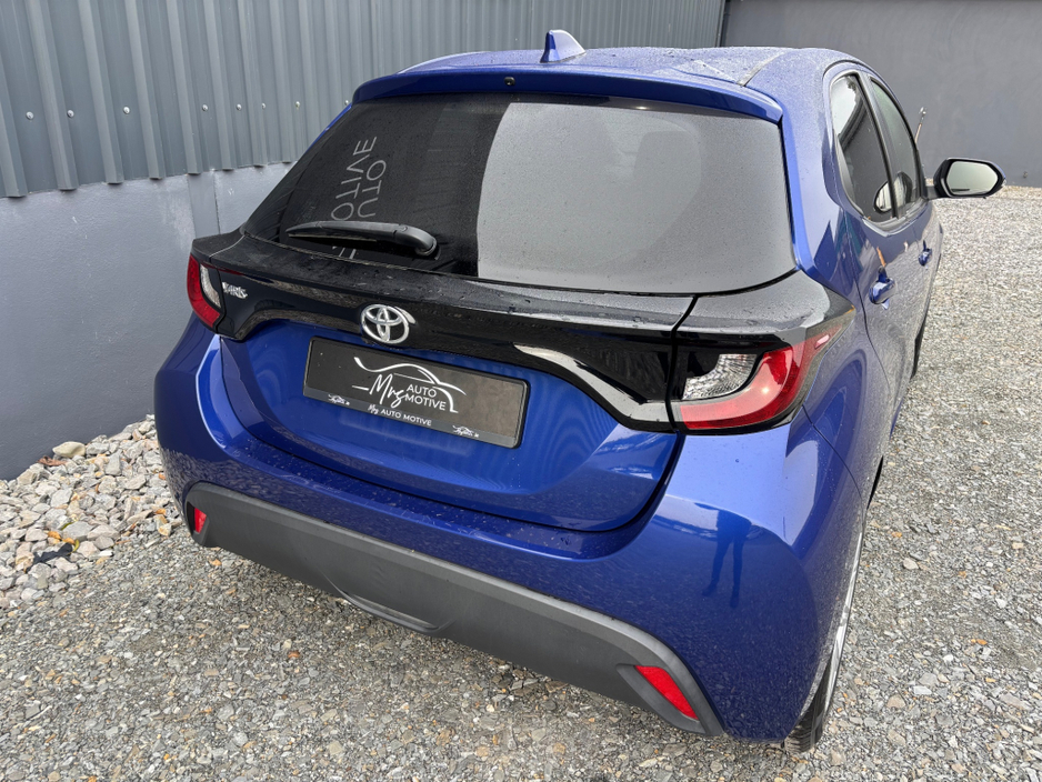 2022 Toyota Yaris - image 4