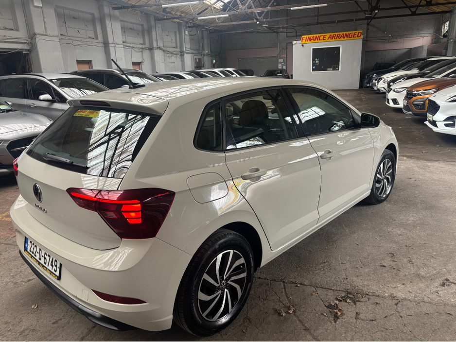 2023 Volkswagen Polo - image 8