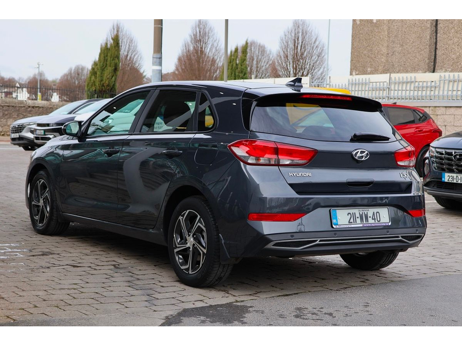 2021 Hyundai i30 - image 3