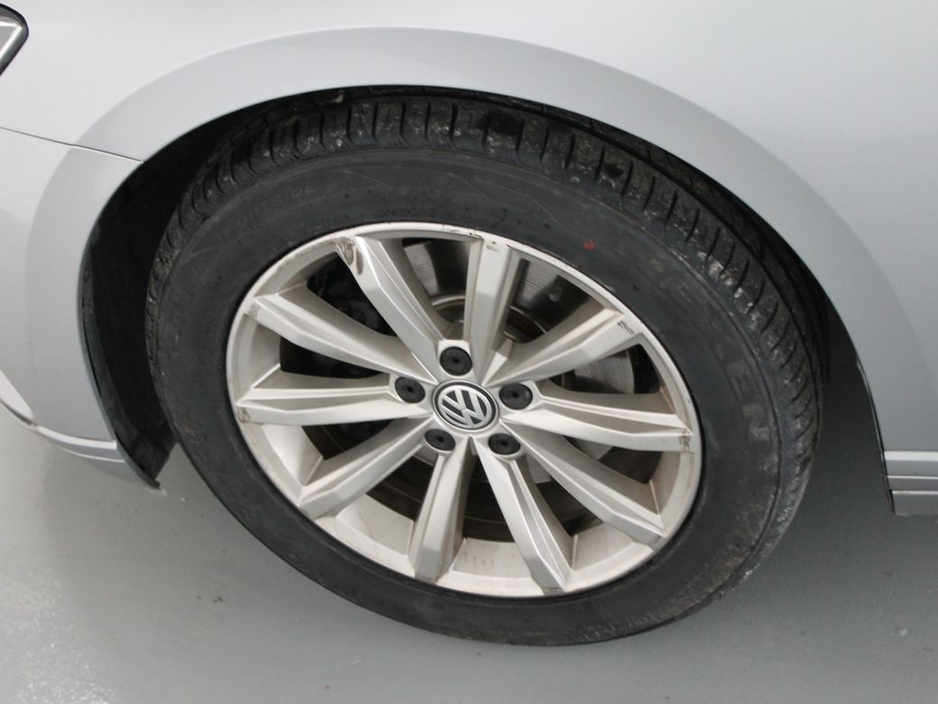 2019 Volkswagen Passat - image 30