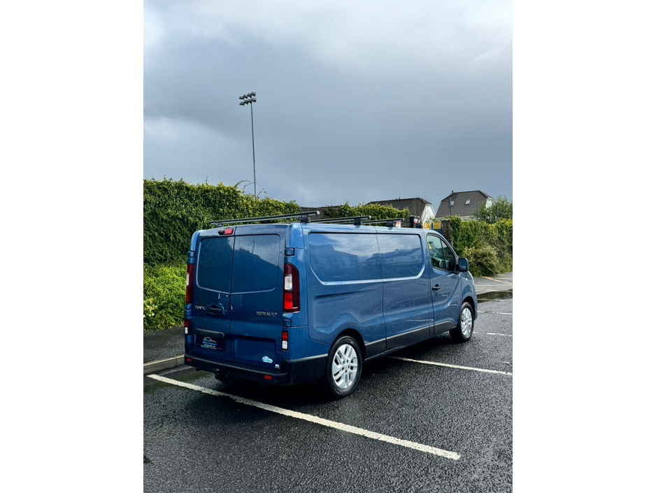 2021 Renault Trafic - image 7