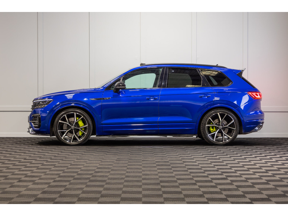 2021 Volkswagen Touareg - image 3