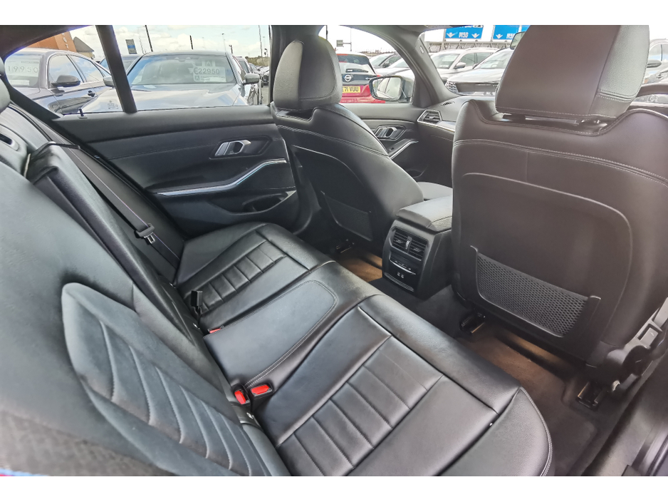2022 BMW 3 Series - image 12
