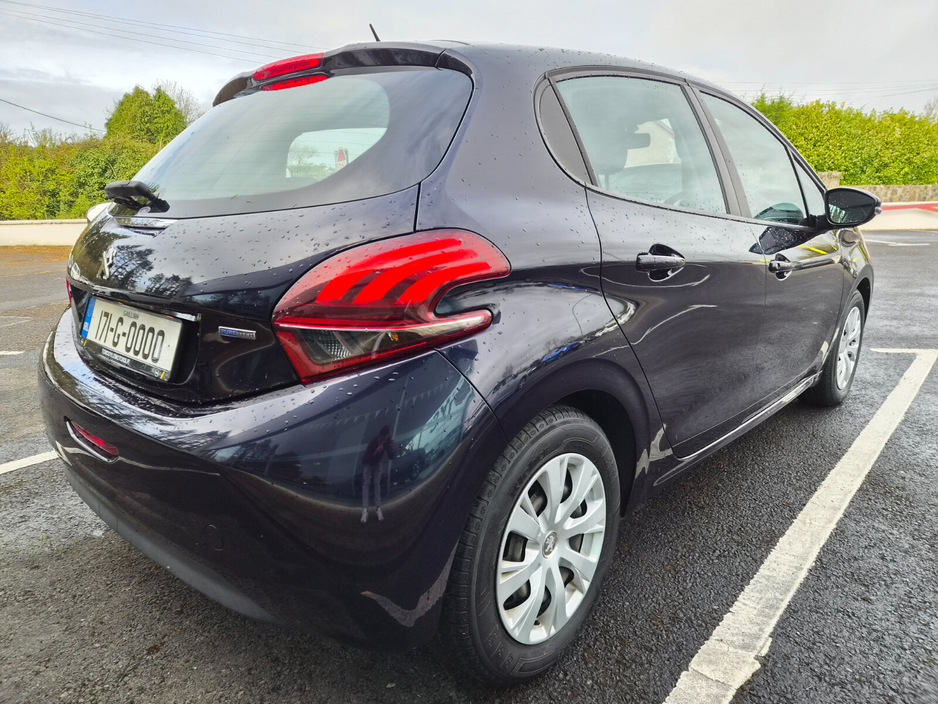 2017 Peugeot 208 - image 3