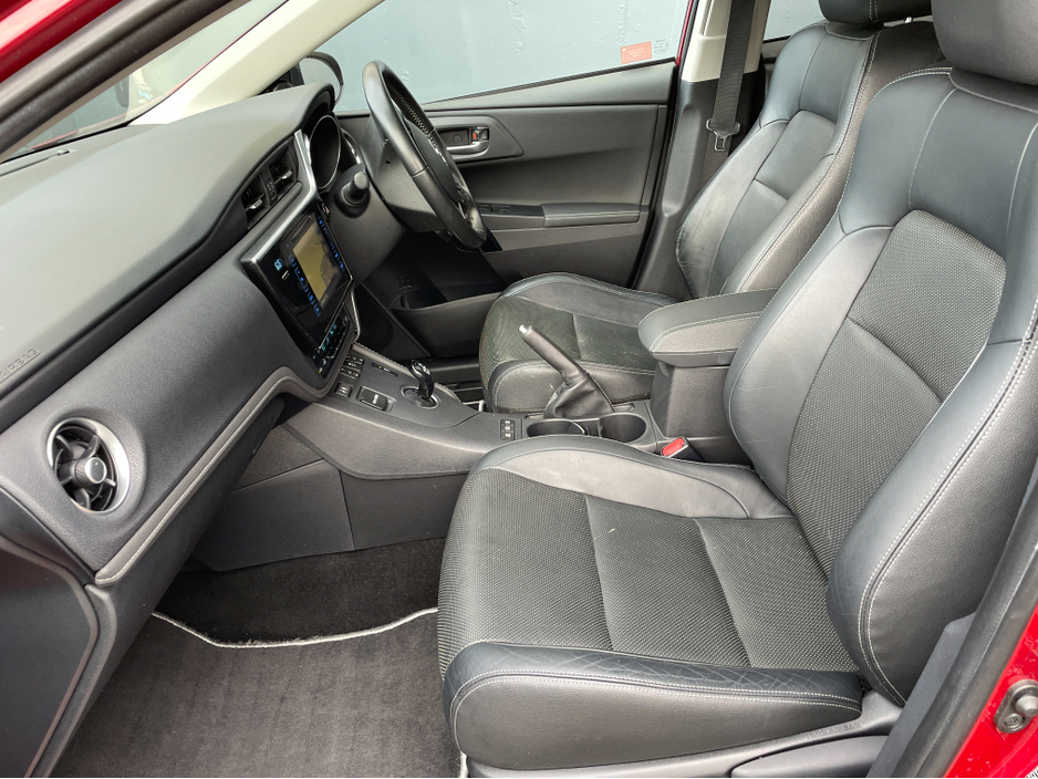 2018 Toyota Auris - image 8