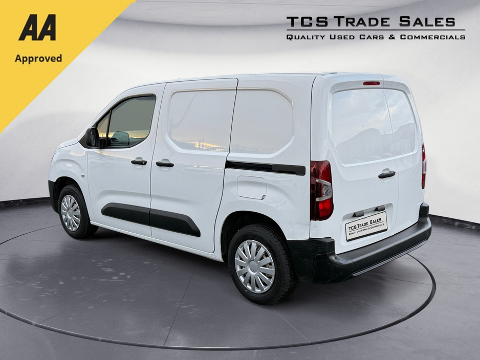2021 Opel Combo - image 2