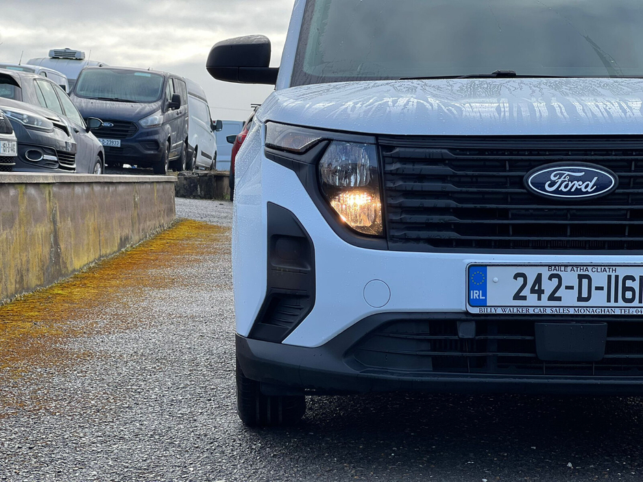 2024 Ford Transit Courier - image 4