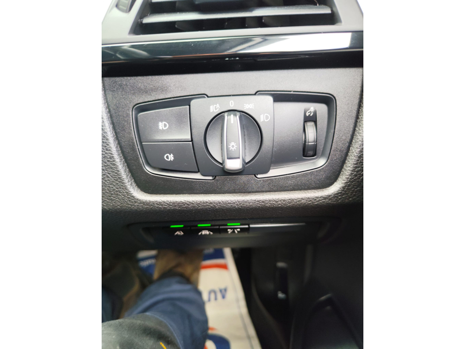 2017 BMW 3 Series - image 23