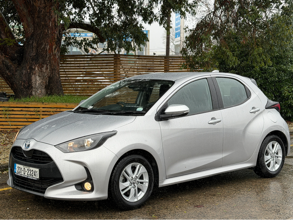 2023 Toyota Yaris 1.5 HYBRID LUNA..rear camera..warranty includedd €16,950