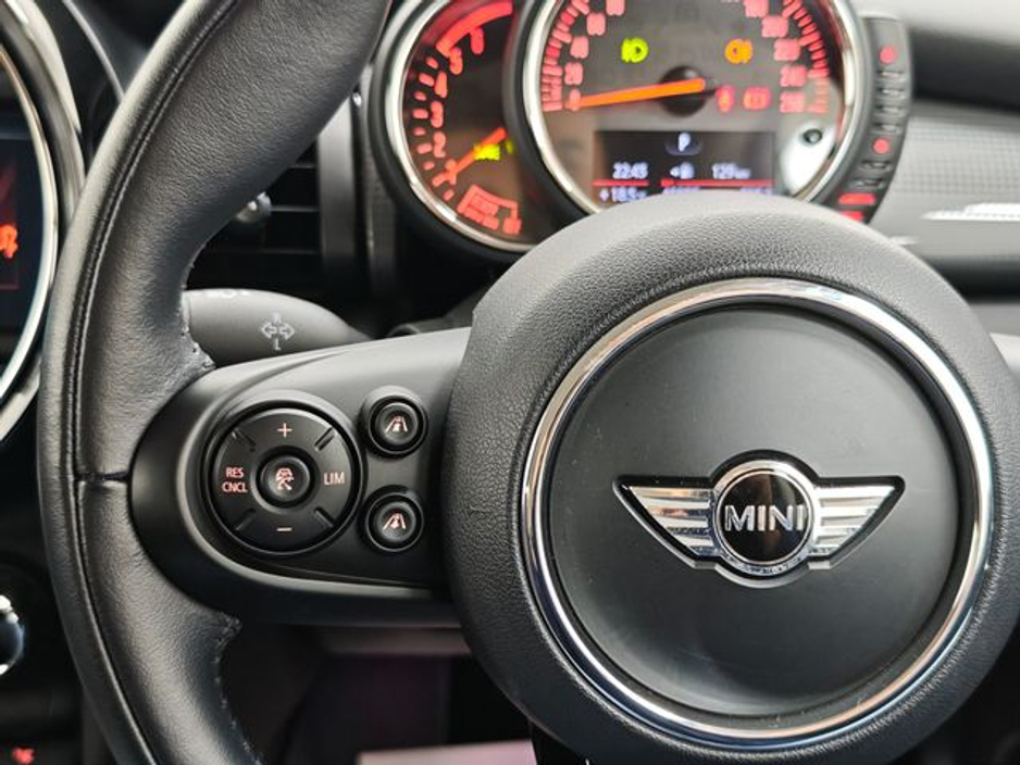 2017 MINI Cooper D - image 27