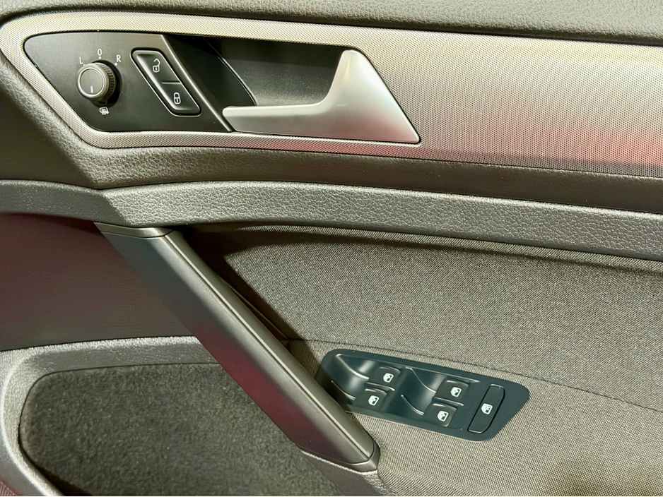 2019 Volkswagen Golf - image 5