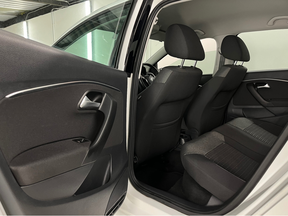 2014 Volkswagen Polo - image 25