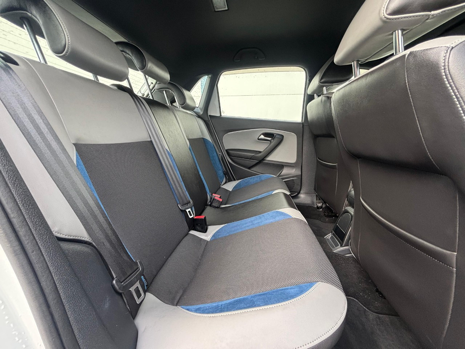 2015 Volkswagen Polo - image 6