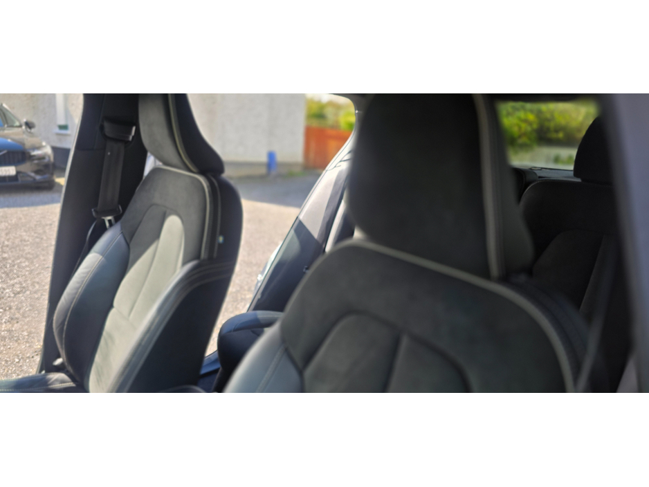 2022 Volvo XC40 - image 14