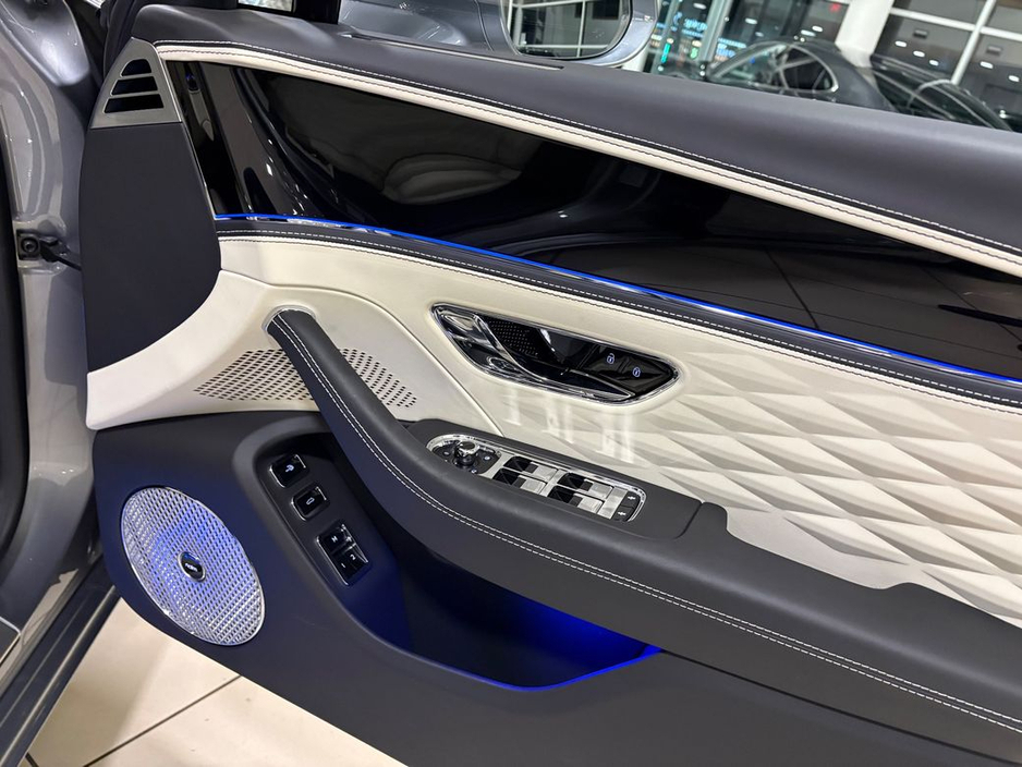 2025 Bentley Flying Spur 3.0 V6 E-HYBRID AZURE=AS NEW//HUGE SPEC=PAN ROOF//BALANCE OF BENTLEY WARRANTY=ONLY €150 ANNUAL ROAD TAX//TAILORED FINANCE PACKAGES AVAILABLE=TRADE INS €249,995