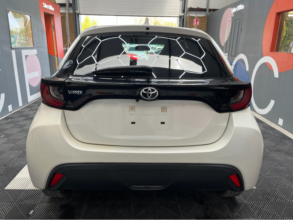 2021 Toyota Yaris - image 3