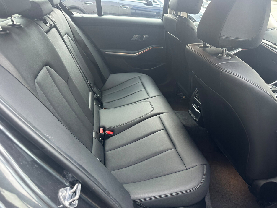 2019 BMW 3 Series - image 13