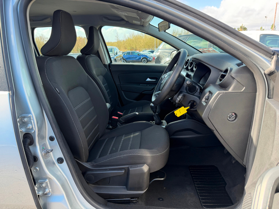 2022 Dacia Duster - image 5