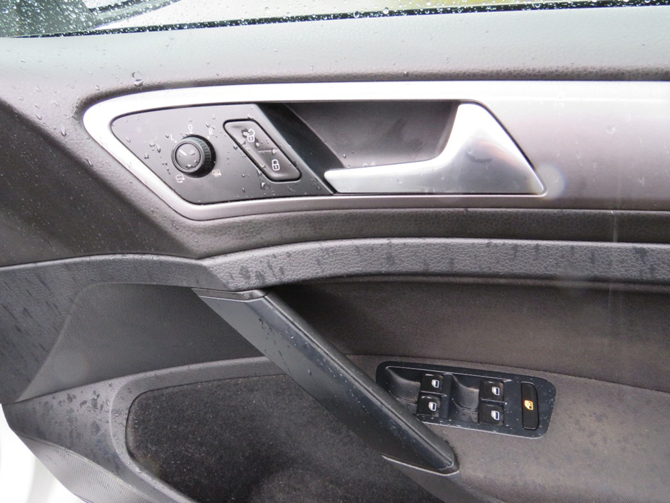 2014 Volkswagen Golf - image 8