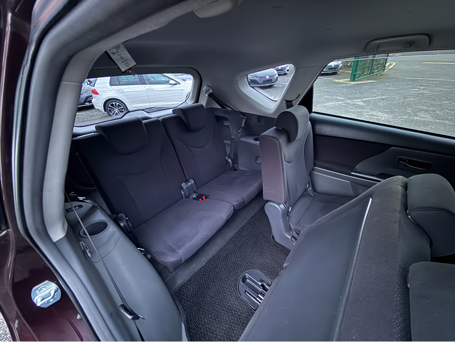 2014 Toyota Prius Alpha - image 7