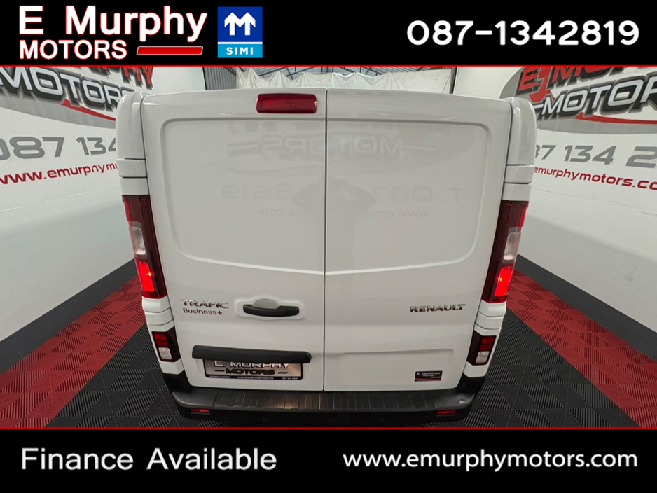 2022 Renault Trafic - image 5
