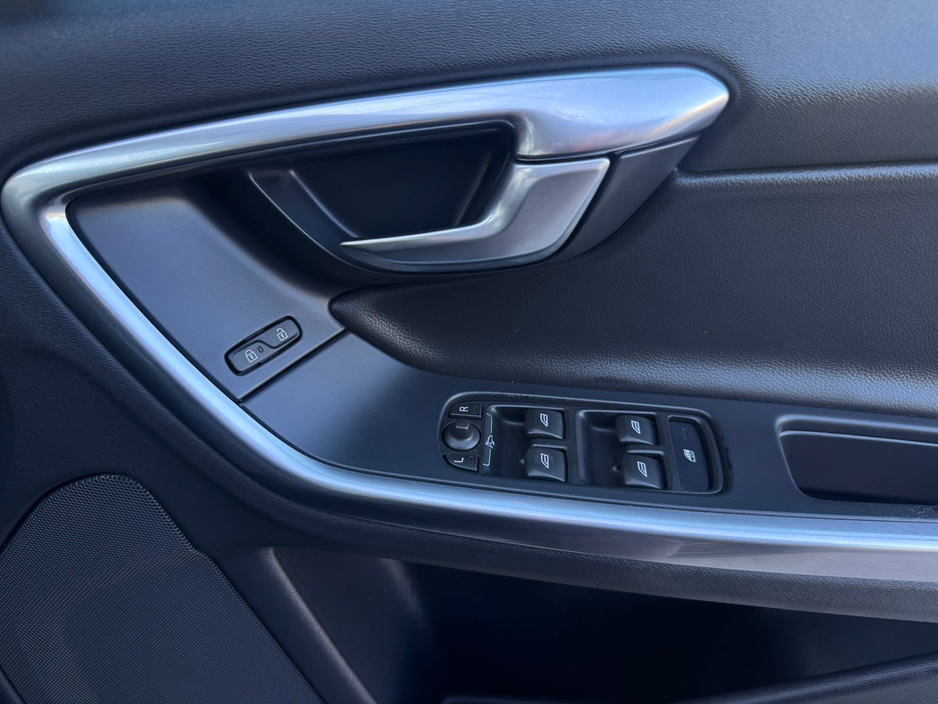 2017 Volvo S60 - image 20