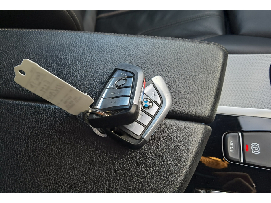 2017 BMW 5 Series - image 19