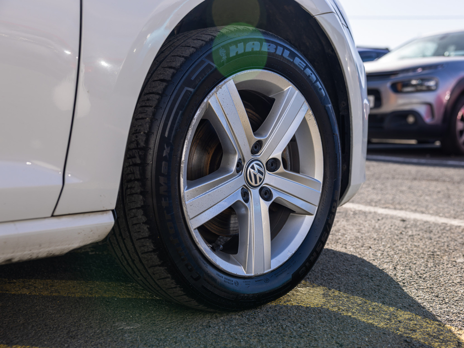 2016 Volkswagen Golf - image 9