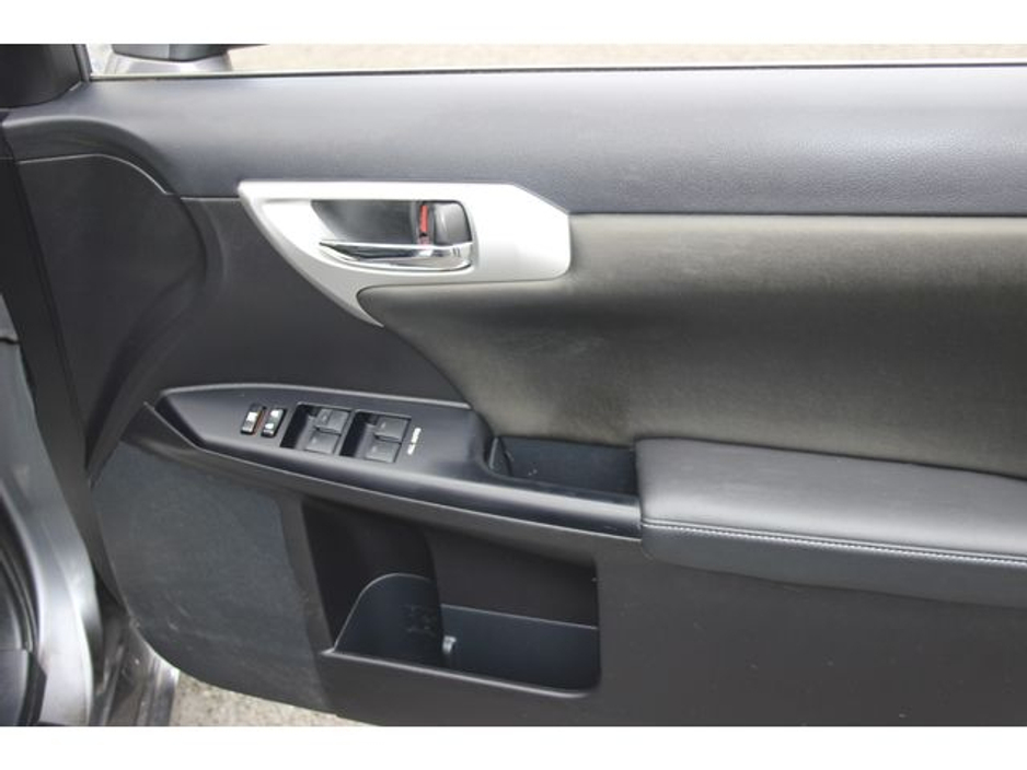 2013 Lexus CT 200 h - image 12