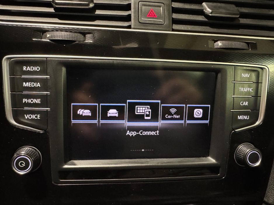 2016 Volkswagen Golf - image 23