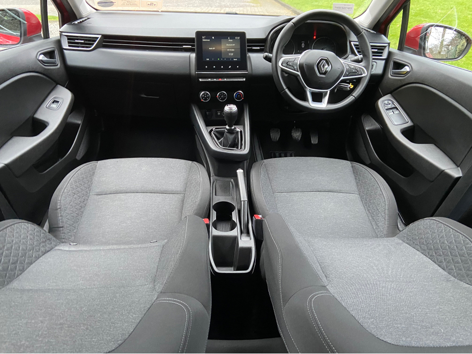 2022 Renault Clio - image 9